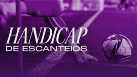 Close de um jogador de futebol posicionado para cobrar um escanteio, com a bola apoiada na marca do canto, gramado detalhado em primeiro plano e estádio lotado ao fundo iluminado por refletores, destacando a atmosfera de jogo profissional em andamento.