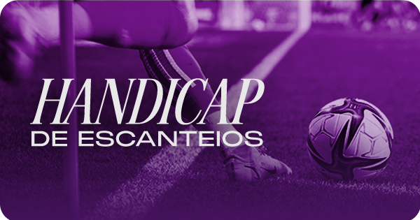 Close de um jogador de futebol posicionado para cobrar um escanteio, com a bola apoiada na marca do canto, gramado detalhado em primeiro plano e estádio lotado ao fundo iluminado por refletores, destacando a atmosfera de jogo profissional em andamento.