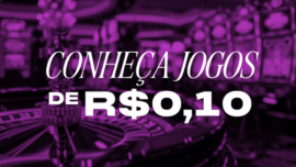 Banner promocional para cassino online coberto por um elegante filtro roxo escuro. Ao fundo, nota-se o ambiente de um cassino tradicional com uma roleta em primeiro plano e máquinas caça-níqueis levemente desfocadas. No centro da imagem, destaca-se o texto em letras brancas: "Conheça jogos de R$0,10". Arte focada em matéria sobre opções de cassino com apostas muito acessíveis (dez centavos).