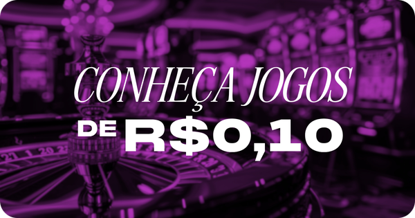 Banner promocional para cassino online coberto por um elegante filtro roxo escuro. Ao fundo, nota-se o ambiente de um cassino tradicional com uma roleta em primeiro plano e máquinas caça-níqueis levemente desfocadas. No centro da imagem, destaca-se o texto em letras brancas: "Conheça jogos de R$0,10". Arte focada em matéria sobre opções de cassino com apostas muito acessíveis (dez centavos).