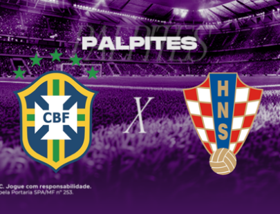 Banner promocional de apostas esportivas da H2bet focado na Copa do Mundo. A imagem, coberta por um filtro roxo, exibe a visão a partir do gramado de um estádio de futebol com arquibancadas lotadas ao fundo. Na parte superior, destaca-se a palavra "PALPITES" em letras brancas e em negrito. No centro, o confronto internacional é representado pelos escudos oficiais das seleções: Brasil (CBF) à esquerda e Croácia (HNS) à direita, separados por um "X" branco. Arte focada em previsões de partidas e cotações de futebol.