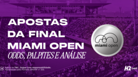 Banner promocional de apostas esportivas da H2bet focado na final do torneio de tênis Miami Open. A imagem exibe uma visão panorâmica de uma quadra de tênis com arquibancadas lotadas em um grande estádio, totalmente coberta por um filtro roxo. À esquerda, destaca-se o texto em letras brancas: "Apostas da Final Miami Open: Odds, Palpites e Análise". À direita, aparece o logotipo oficial do torneio Miami Open dentro de um círculo prateado. Arte focada em previsões esportivas e cotações para cassino online.