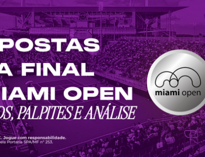 Banner promocional de apostas esportivas da H2bet focado na final do torneio de tênis Miami Open. A imagem exibe uma visão panorâmica de uma quadra de tênis com arquibancadas lotadas em um grande estádio, totalmente coberta por um filtro roxo. À esquerda, destaca-se o texto em letras brancas: "Apostas da Final Miami Open: Odds, Palpites e Análise". À direita, aparece o logotipo oficial do torneio Miami Open dentro de um círculo prateado. Arte focada em previsões esportivas e cotações para cassino online.
