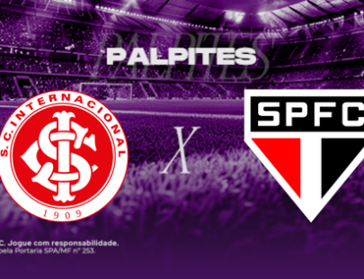 Banner promocional de apostas esportivas da H2bet. A imagem, coberta por um filtro roxo escuro, exibe a visão a partir do gramado de um estádio de futebol com as arquibancadas lotadas ao fundo. Na parte superior, destaca-se a palavra "PALPITES" em letras brancas. No centro, o clássico nacional é representado pelos escudos oficiais das equipes: Internacional à esquerda e São Paulo (SPFC) à direita, separados por um "X" branco. Arte focada em previsões de partidas e cotações de futebol.