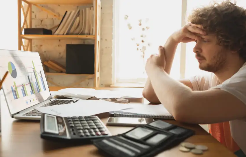 a-918-um-homem-em-frente-ao-computador-com-cara-de-preocupado