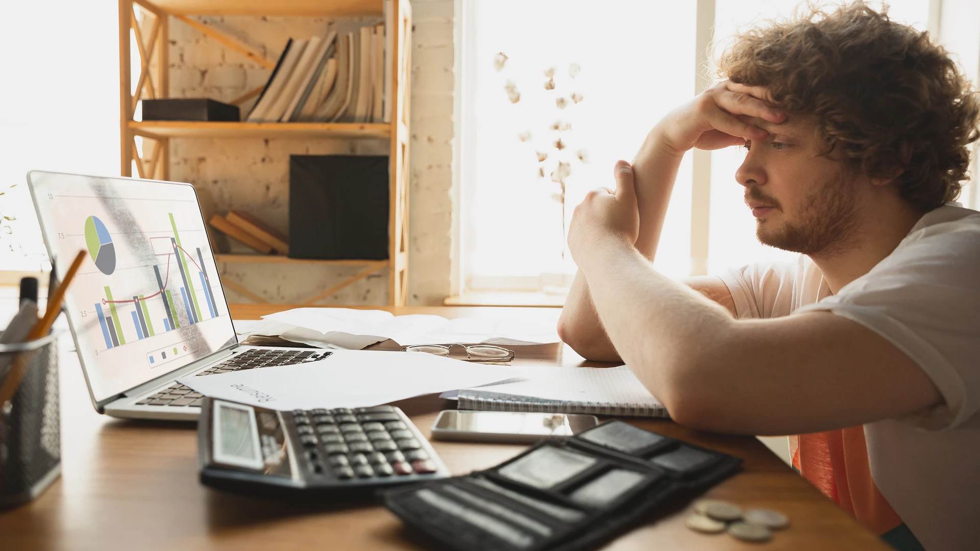 a-918-um-homem-em-frente-ao-computador-com-cara-de-preocupado