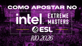 Banner ilustrativo de guia de apostas em eSports. A imagem, coberta por um vibrante filtro roxo, mostra uma arena lotada com o público vibrando ao fundo. Na parte superior, destaca-se o texto em branco: "COMO APOSTAR NO". No centro, dentro de um quadro de contornos luminosos, estão os logotipos oficiais da "intel EXTREME MASTERS" e da organizadora "ESL". Na parte inferior, completa a frase o texto "RIO 2026" em fonte cursiva. Arte focada em tutoriais e mercados de apostas para o torneio de Counter-Strike 2 (CS2).