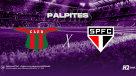 Banner promocional de apostas esportivas da H2bet. A imagem, coberta por um filtro roxo escuro, exibe a visão a partir do gramado de um estádio de futebol com as arquibancadas lotadas ao fundo. Na parte superior, destaca-se a palavra "PALPITES" em letras brancas. No centro, o confronto internacional é representado pelos escudos oficiais das equipes: o clube uruguaio Boston River (CABR) à esquerda e o São Paulo (SPFC) à direita, separados por um "X" branco. Arte focada em previsões de partidas e cotações de futebol.