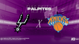 Banner promocional de palpites esportivos da H2bet para o confronto da NBA entre San Antonio Spurs e New York Knicks. No centro da imagem, destacam-se os logotipos oficiais das franquias San Antonio Spurs e New York Knicks, separados por um "X" branco que indica a partida. Acima deles, o título "PALPITES" ganha destaque. O cenário de fundo apresenta uma arena de basquete lotada sob um filtro de cor roxa. No canto inferior direito, encontra-se o logotipo da H2bet, acompanhado por selos de jogo responsável e licenciamento no canto inferior esquerdo. Arte focada em prognósticos e apostas de basquete.